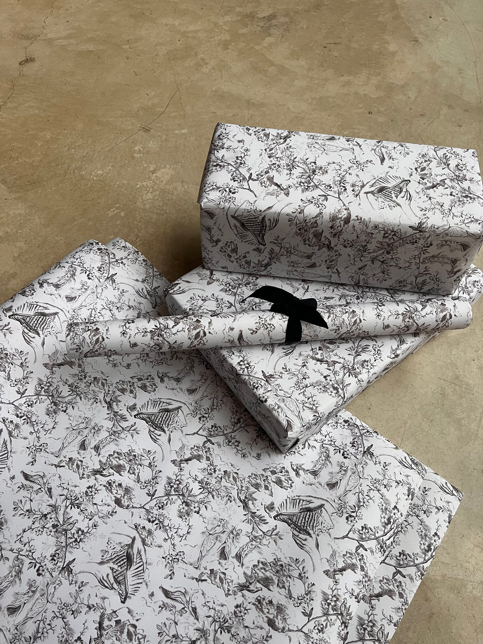 5 SIGNATURE TOILE GIFT WRAP SHEETS & 5 CARDS
