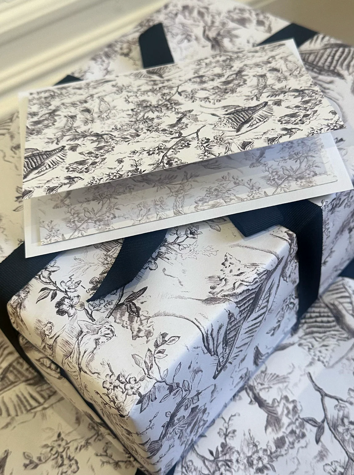 5 SIGNATURE TOILE GIFT WRAP SHEETS & 5 CARDS - Image 2