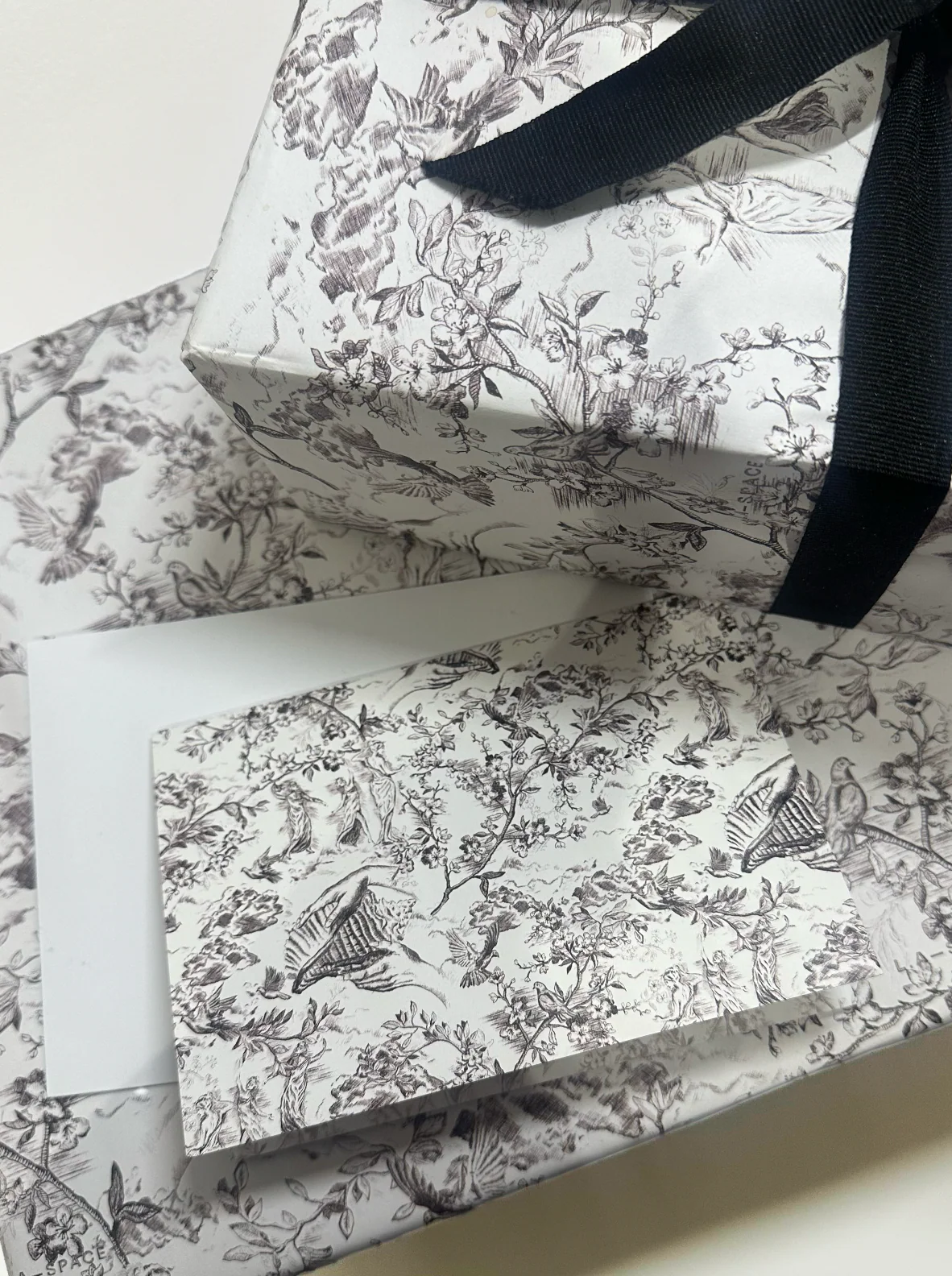 5 SIGNATURE TOILE GIFT WRAP SHEETS & 5 CARDS - Image 3