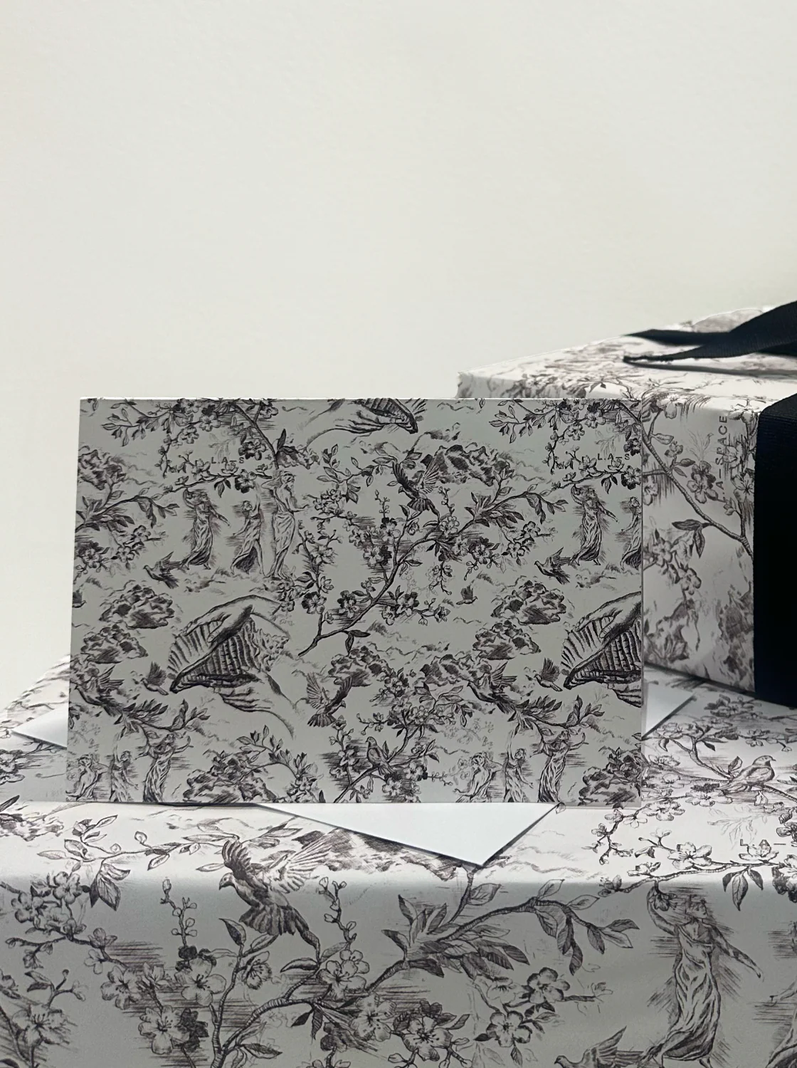 5 SIGNATURE TOILE GIFT WRAP SHEETS & 5 CARDS - Image 4