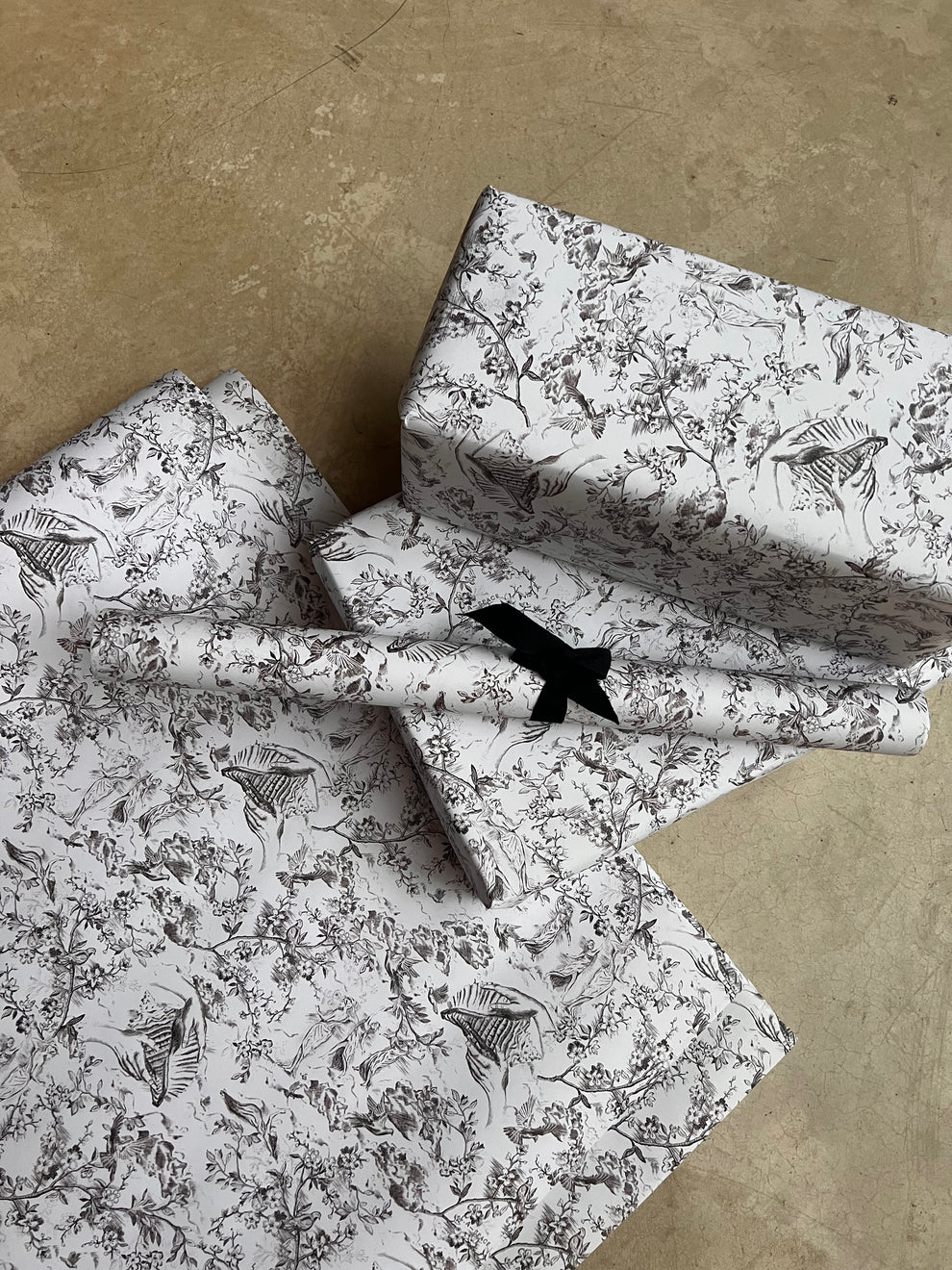 5 SIGNATURE TOILE GIFT WRAP SHEETS & 5 CARDS - Image 7
